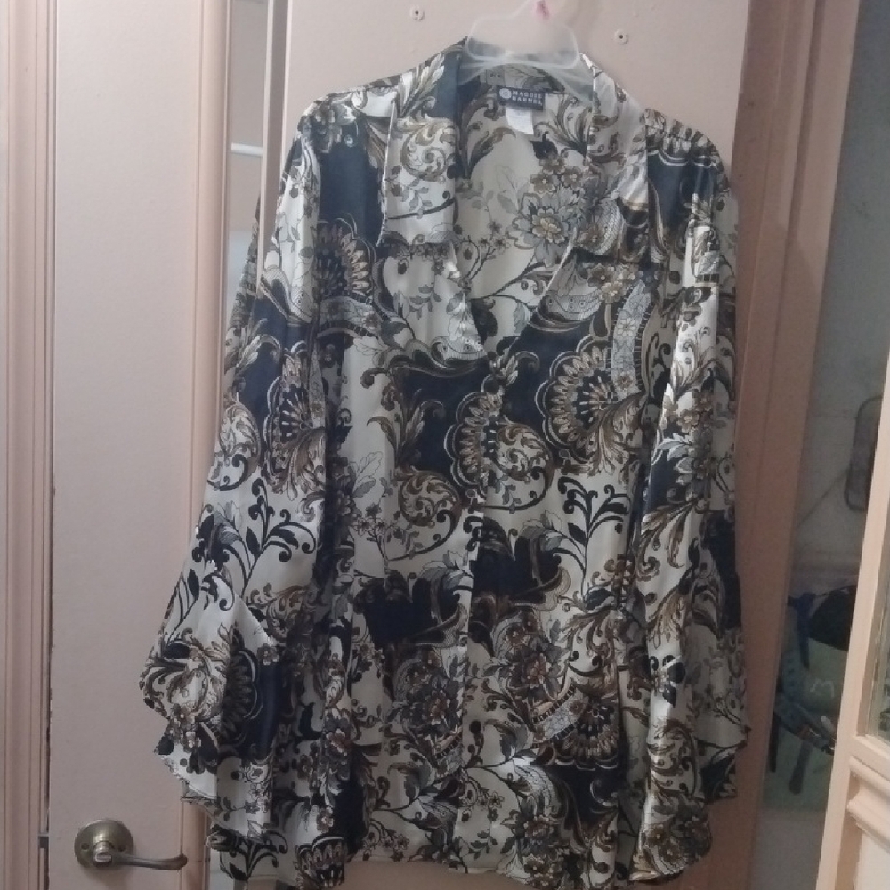 Maggie Barnes Cream and Black Relaxed Long Sleeve Blouse